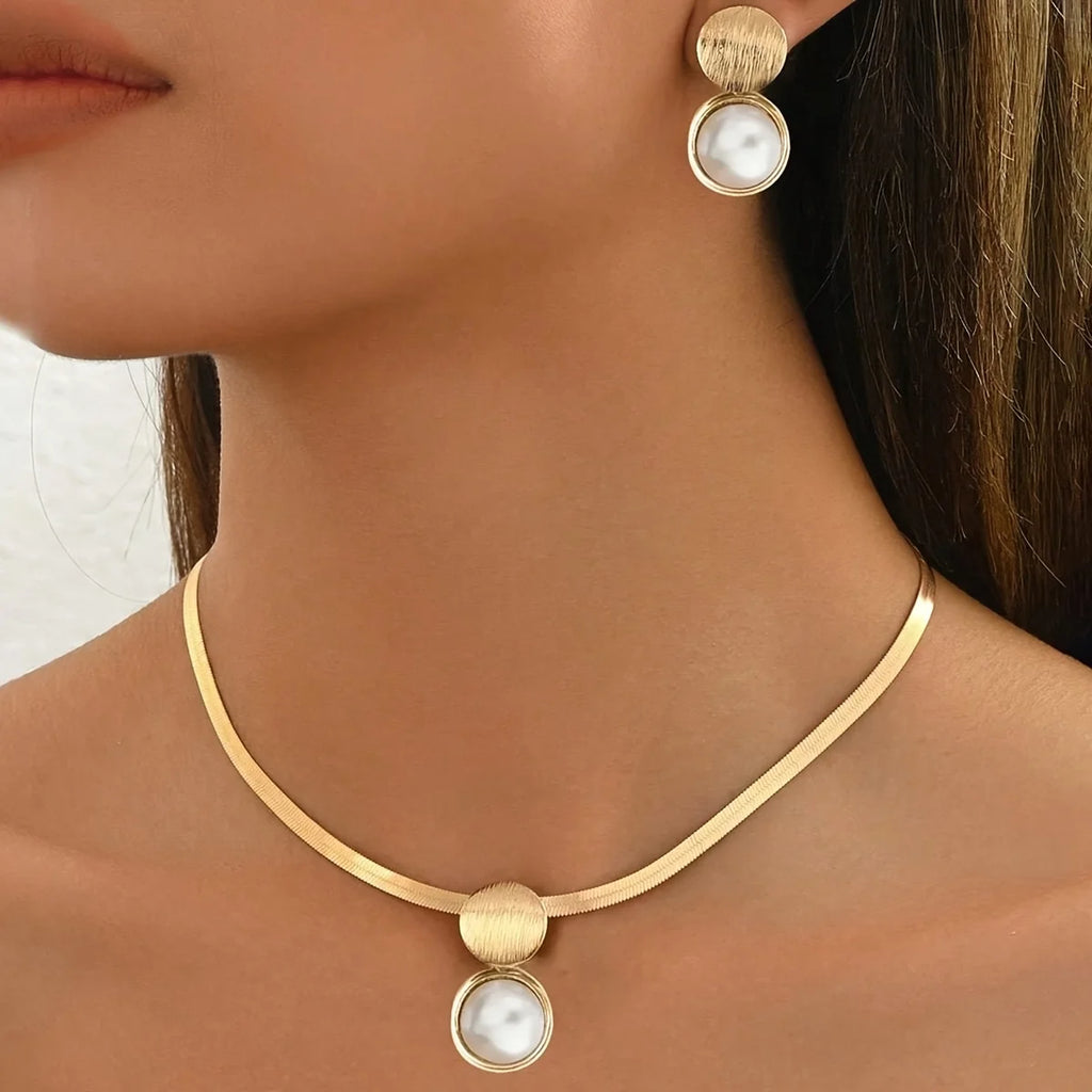 3PCS Elegant Golden Jewelry Set - Chic Necklace & Matching Earrings with Heart & Geometric Pendants, Ideal for Daily Wear